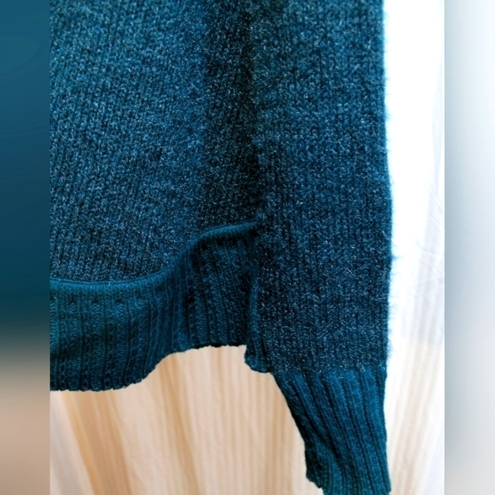 MICHELLE Hilmark Handmade Unique Green Poncho - Picture 3 of 4